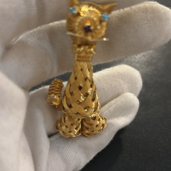 Vintage gold woven cat brooch with stones - Picture 2 of 6